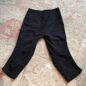 Lululemon size 8 cropped pants